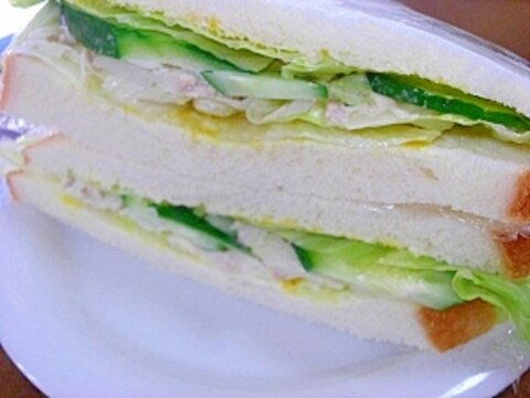 ツナマヨときゅうりとレタスのサンドイッチ